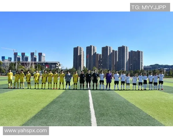 和足球球星近距离合影留下难忘瞬间见证绿茵场上的荣耀时刻