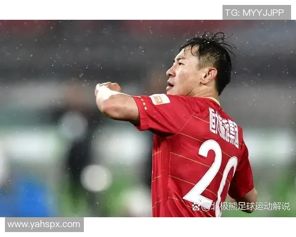 聚焦足球球星瞬间精彩镜头展示顶级球员绝妙技艺与赛场激情